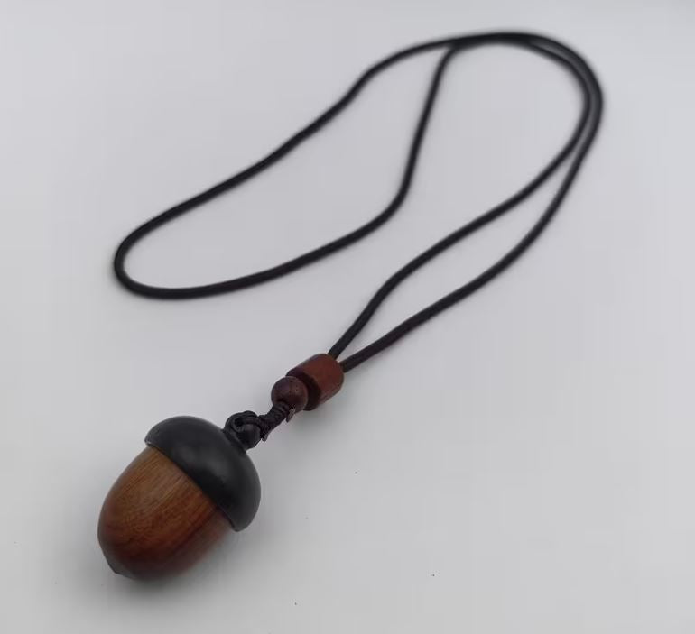 Tajemný žalud (tajemství • lehkost • příroda)