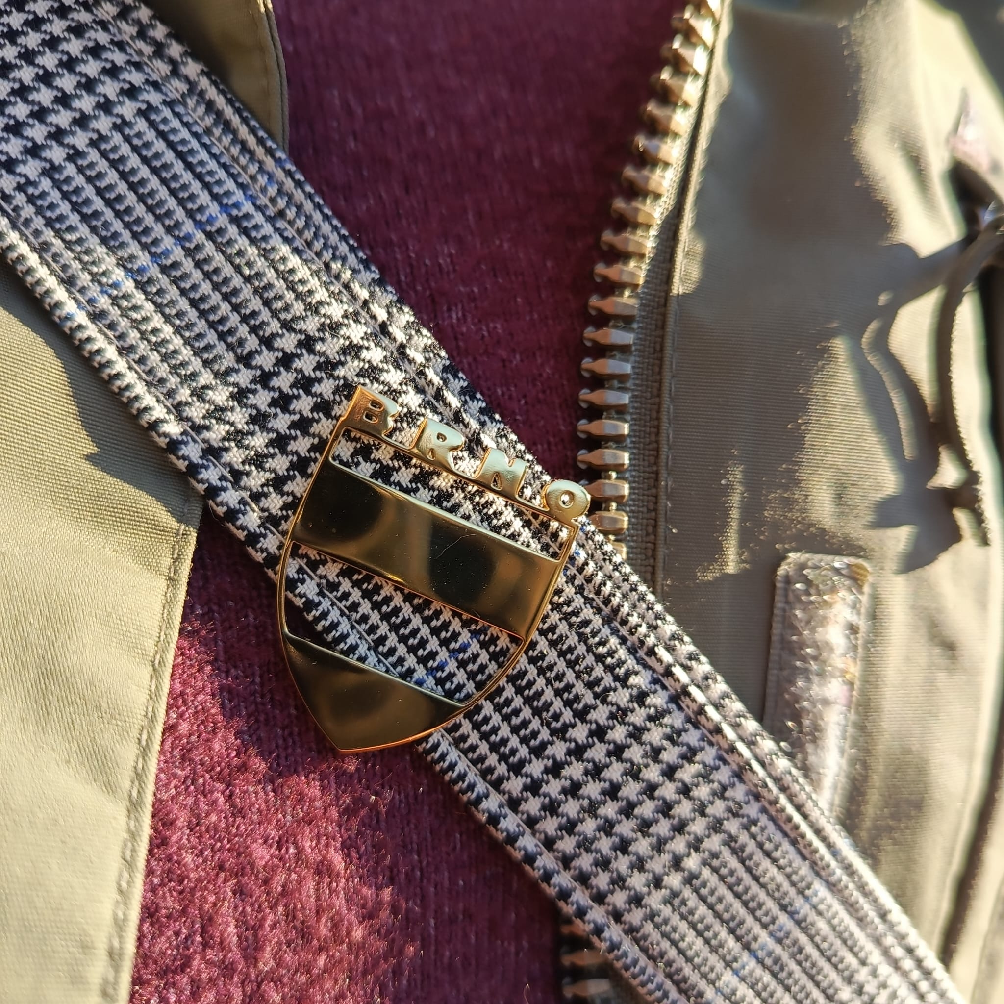 kovová brož s prořezávaným motivem