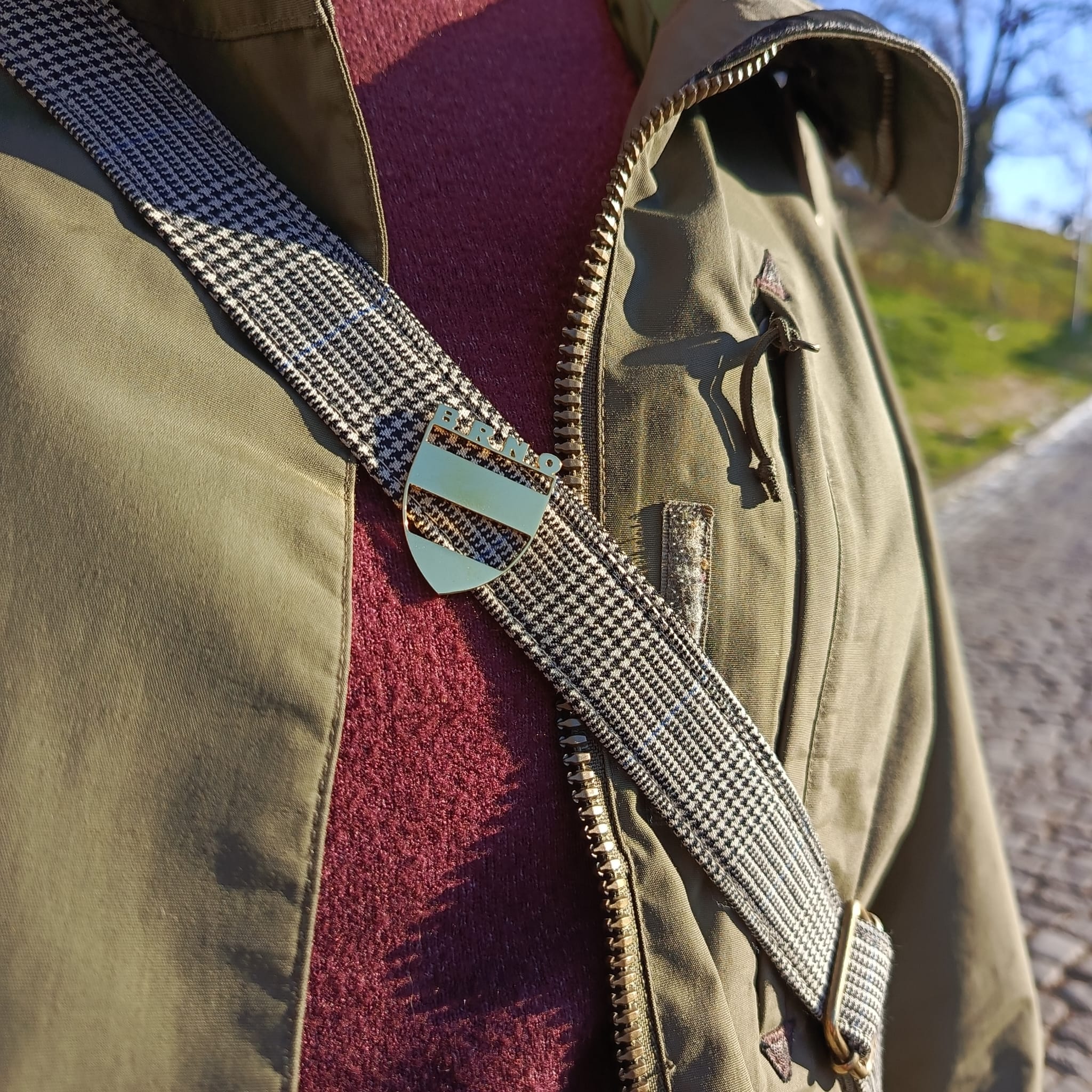 kovová brož s prořezávaným motivem