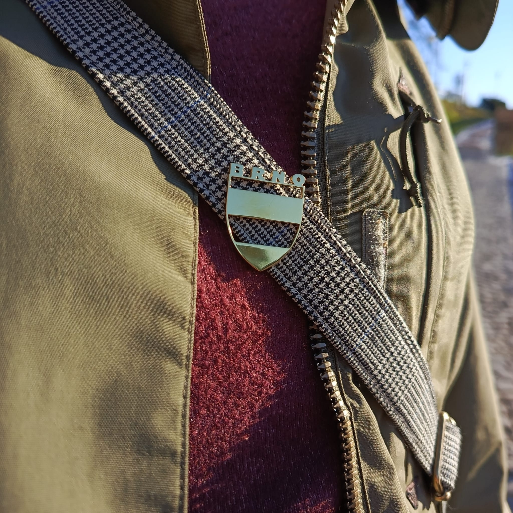 kovová brož s prořezávaným motivem