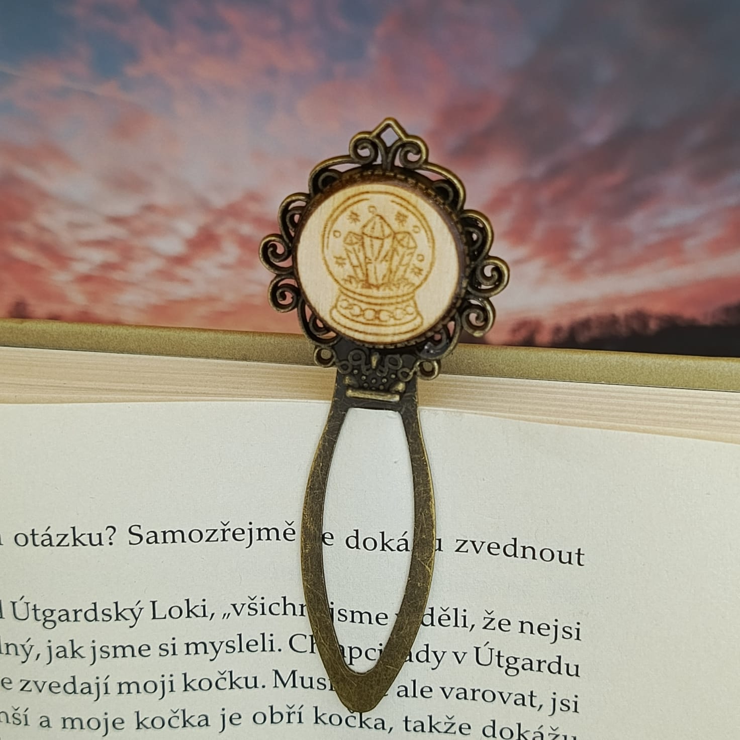 Caelith rituální objekt mezi stránkami.