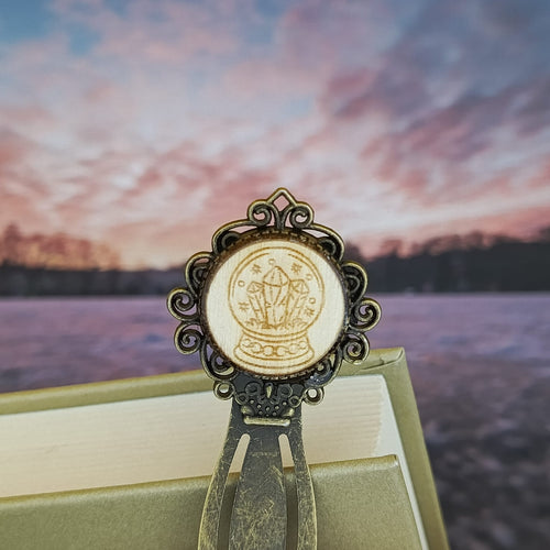 Caelith rituální objekt mezi stránkami.