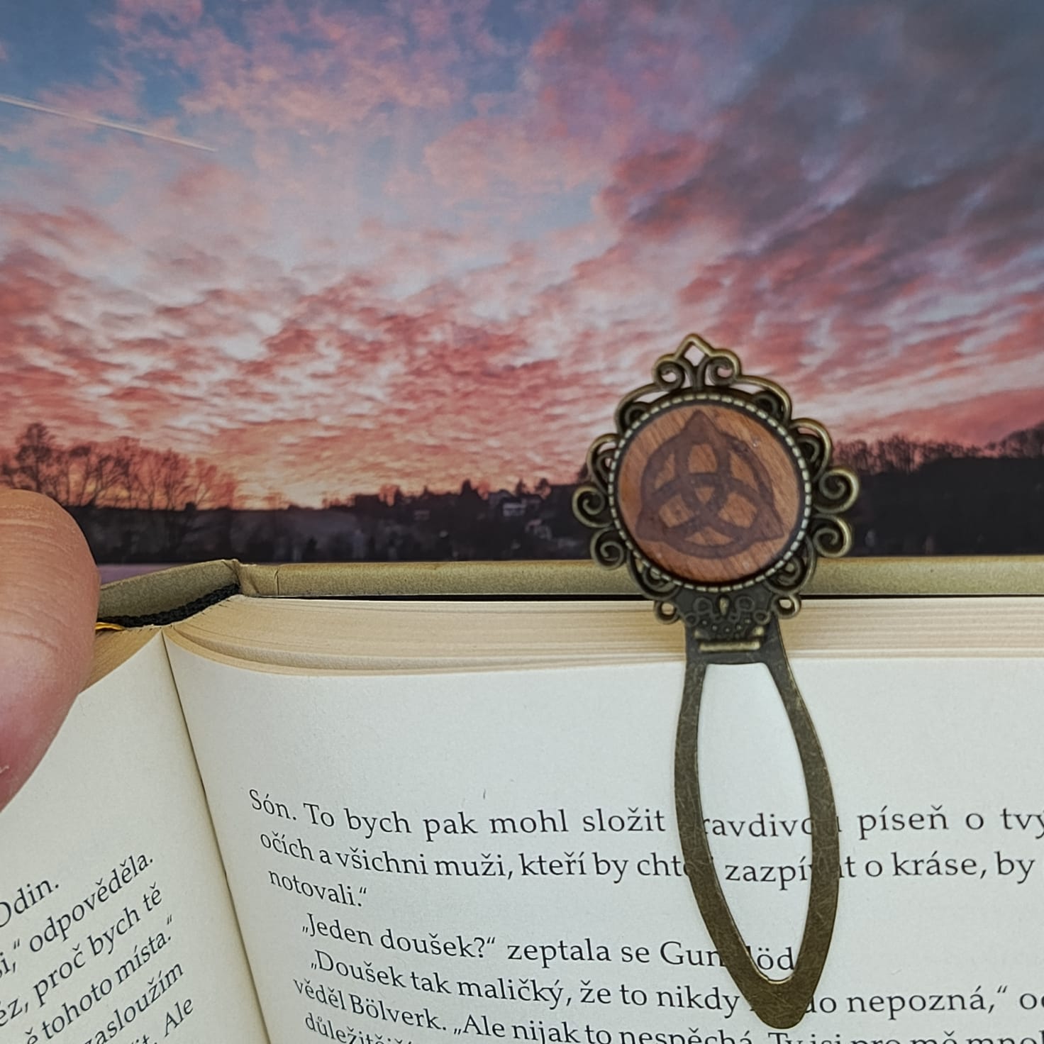 Záložka s symbolem pohybu a rovnováhy.