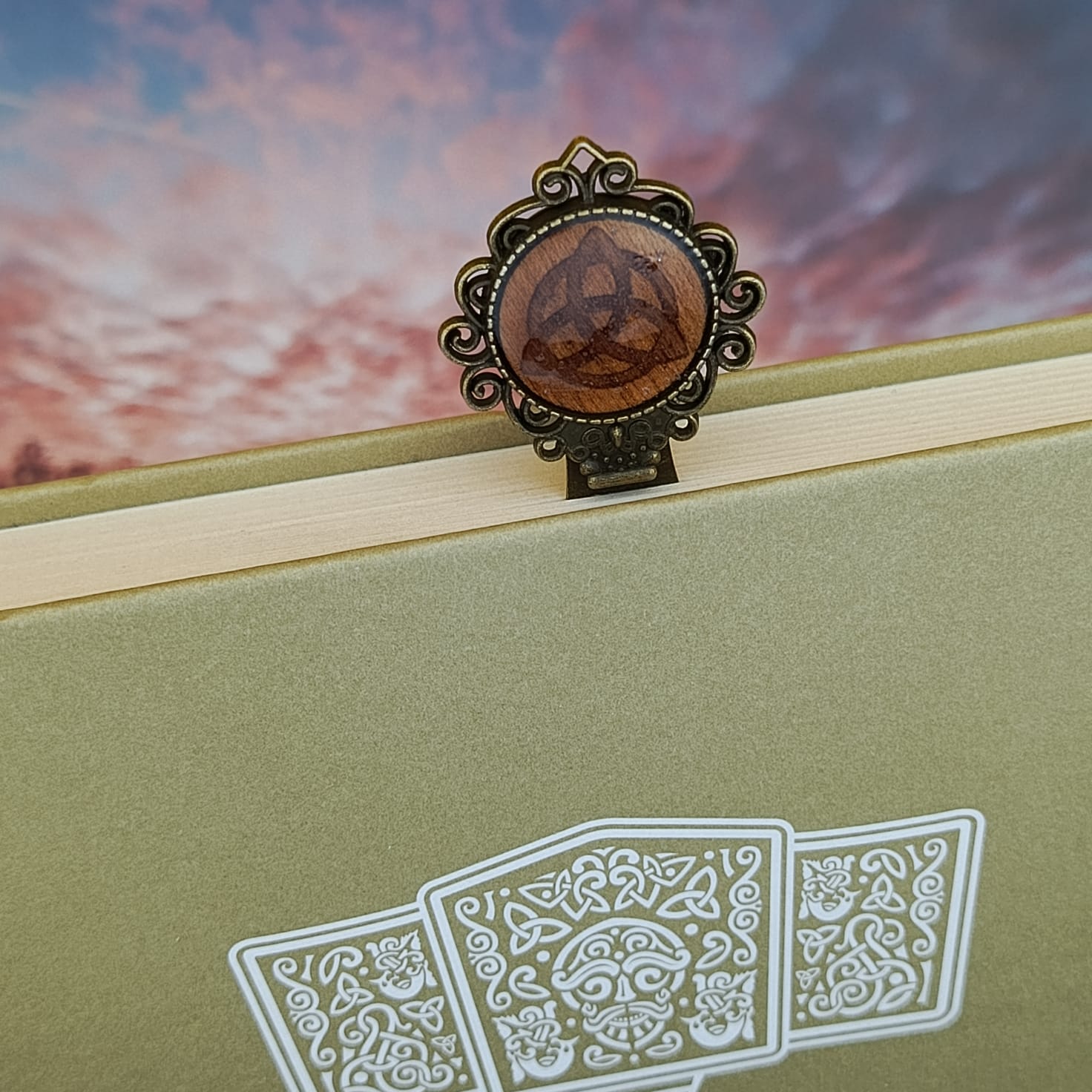 Záložka s symbolem pohybu a rovnováhy.