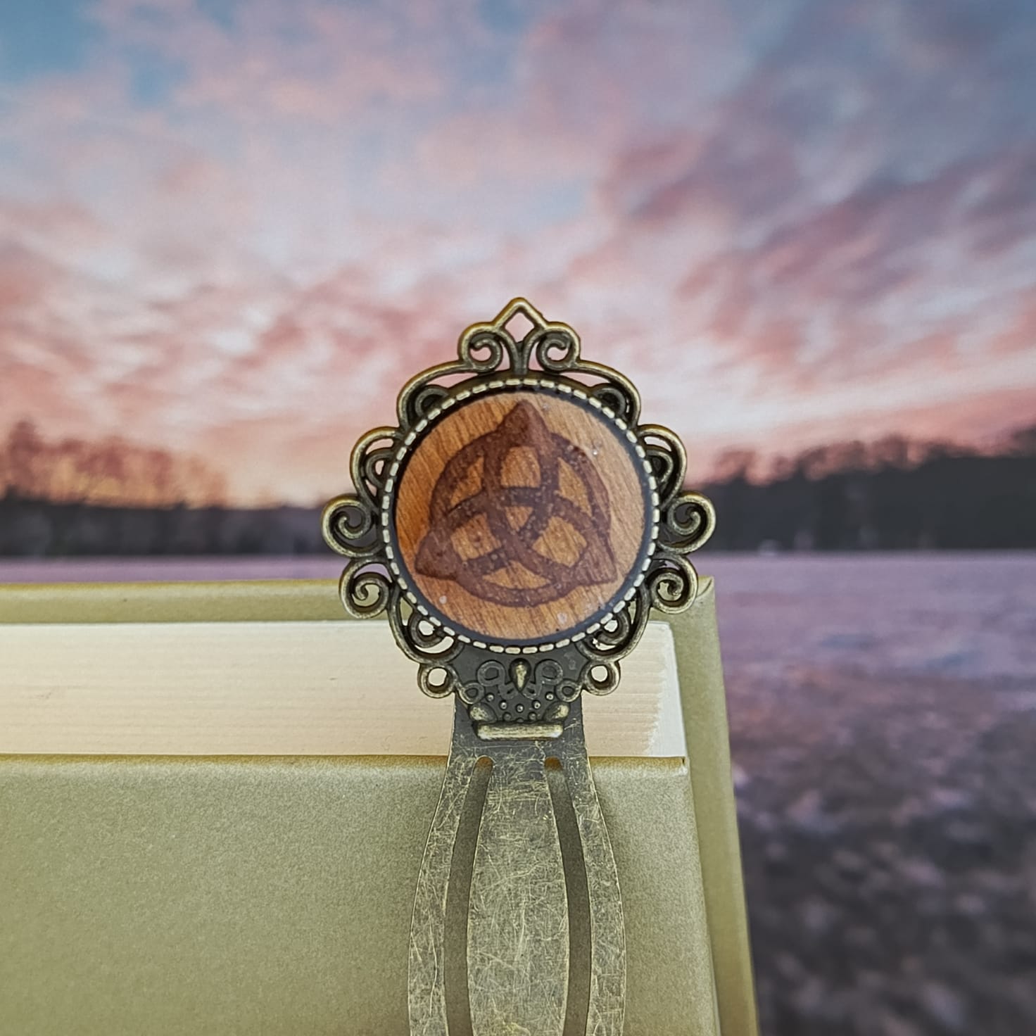 Záložka s symbolem pohybu a rovnováhy.