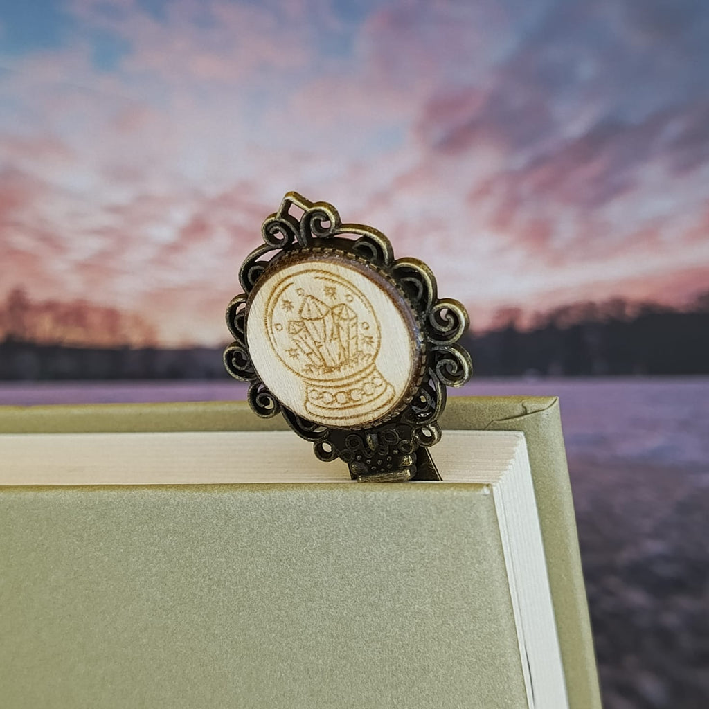 Caelith rituální objekt mezi stránkami.