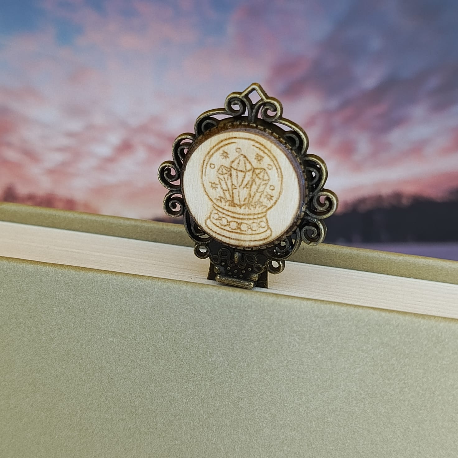 Caelith rituální objekt mezi stránkami.