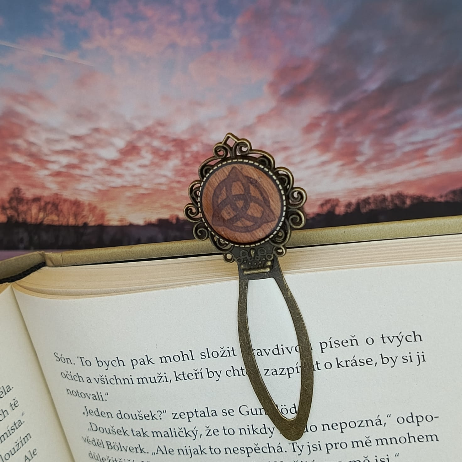 Záložka s symbolem pohybu a rovnováhy.