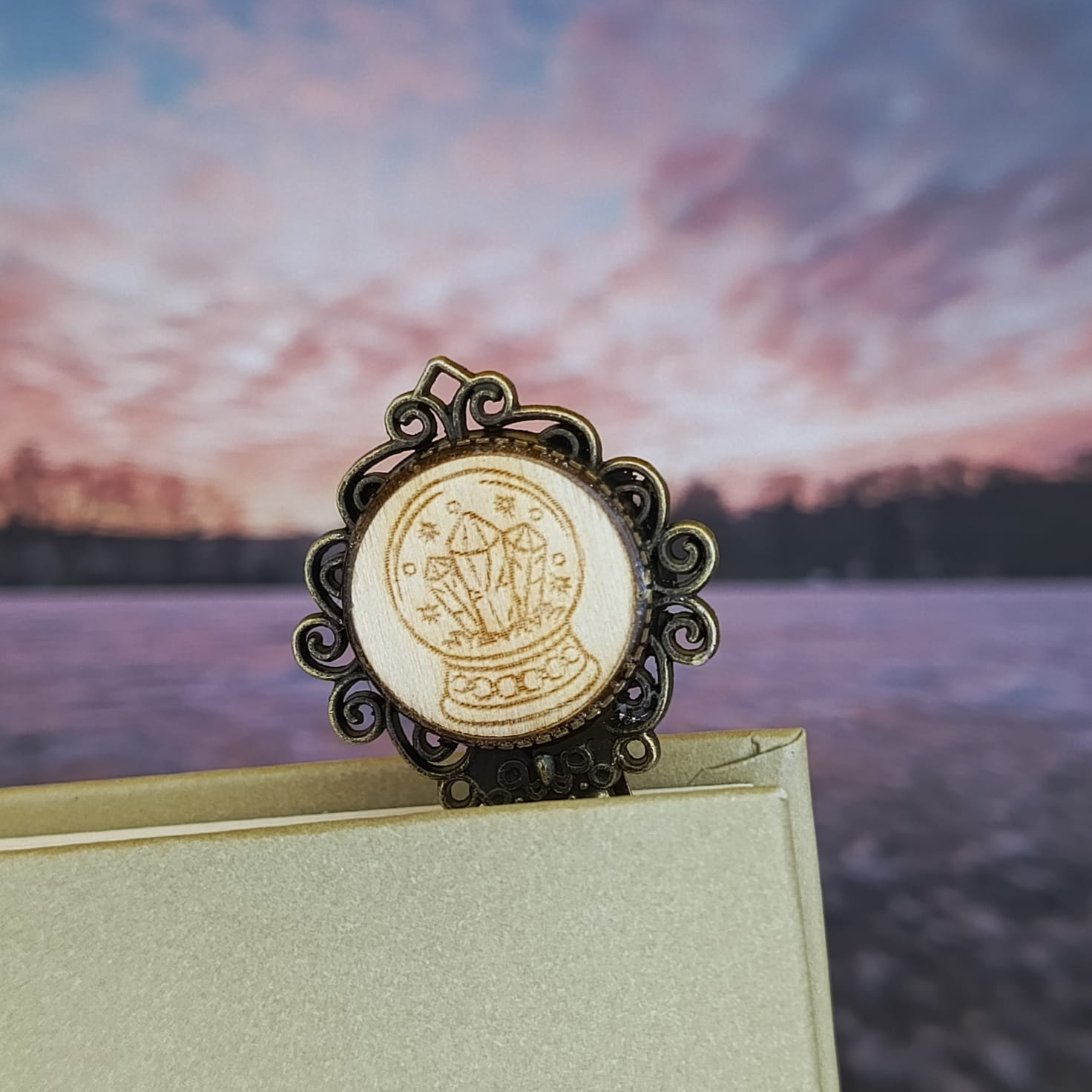 Caelith rituální objekt mezi stránkami.